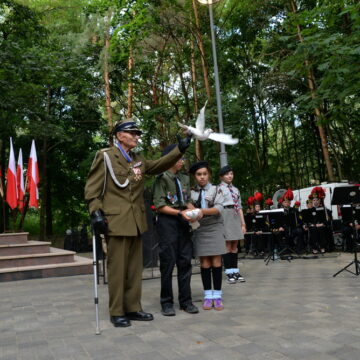 W&nbsp;hołdzie poległym podczas II&nbsp;wojny światowej