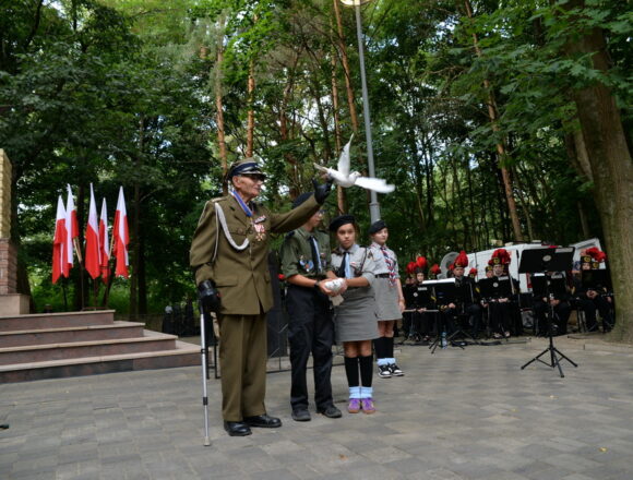 W&nbsp;hołdzie poległym podczas II&nbsp;wojny światowej