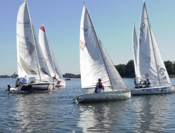 Żeglarskie emocje na&nbsp;Jeziorze Pątnowskim – najlepsi wyłonieni w&nbsp;siedmiu klasach