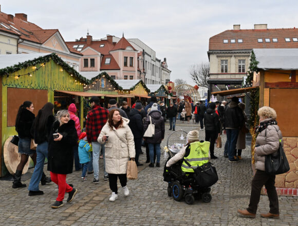 Świąteczna atmosfera na&nbsp;Placu Wolności. Jarmark Bożonarodzeniowy w&nbsp;Koninie dobiegł końca
