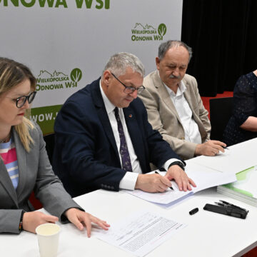 ZYB_0628 Ponad 1,16 mln zł dla sołectw z powiatu konińskiego. Umowy podpisane w Koninie