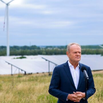 Donald Tusk odwiedził farmę fotowoltaiczną w&nbsp;Kleczewie. Mówił o&nbsp;przyszłości energetyki i&nbsp;regionu