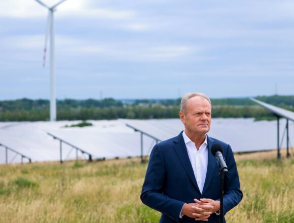 Donald Tusk odwiedził farmę fotowoltaiczną w&nbsp;Kleczewie. Mówił o&nbsp;przyszłości energetyki i&nbsp;regionu