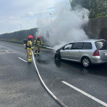 Pożar samochodu osobowego na&nbsp;Trasie Bursztynowej w&nbsp;Koninie 