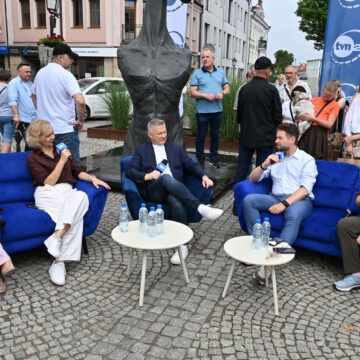 ZYB_2114 Konin na jubileuszowej trasie TVN24. Plac Wolności zamienił się w plenerowe studio telewizyjne