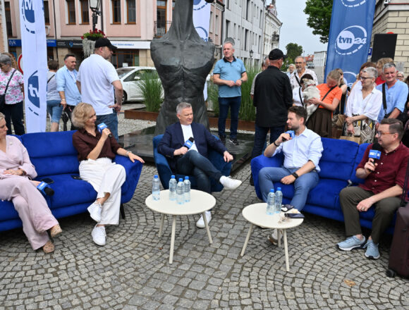 Konin na&nbsp;jubileuszowej trasie TVN24. Plac Wolności zamienił się w&nbsp;plenerowe studio telewizyjne